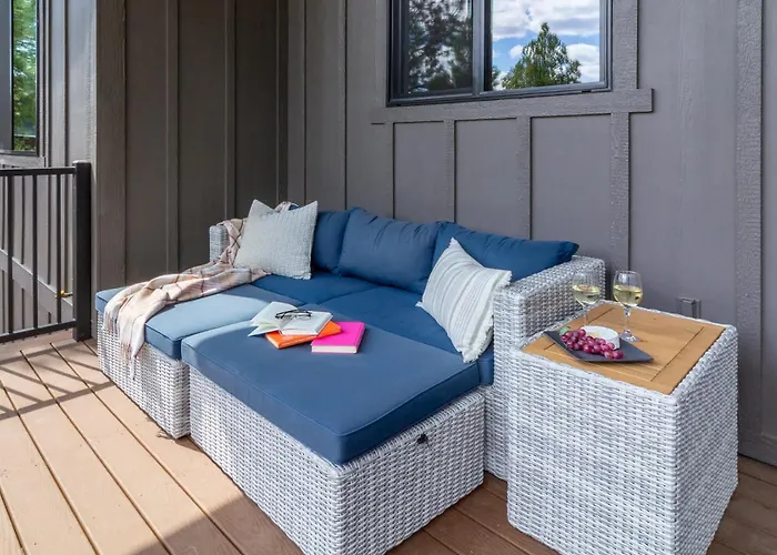 With Near Pine Canyon Holiday home