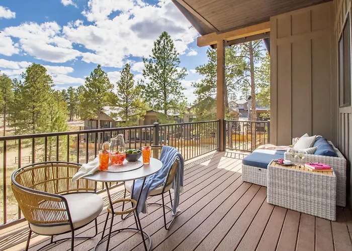 With Near Pine Canyon Holiday home *