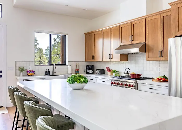 With Near Pine Canyon Holiday home