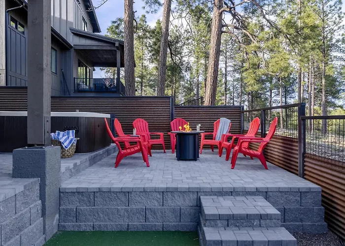 With Near Pine Canyon Holiday home *