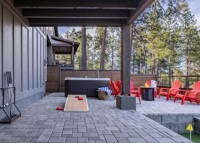With Near Pine Canyon Holiday home *
