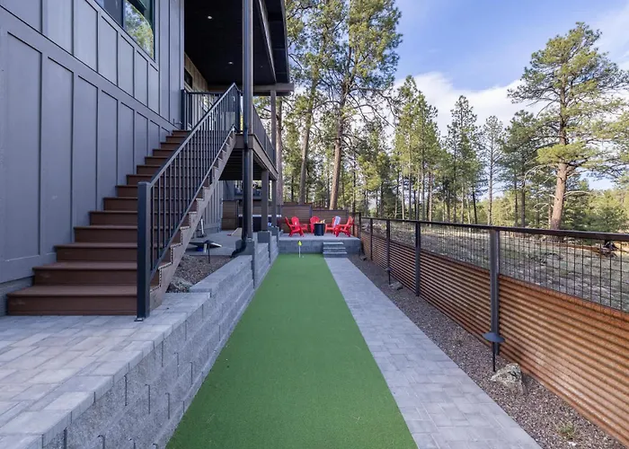 With Near Pine Canyon Holiday home *