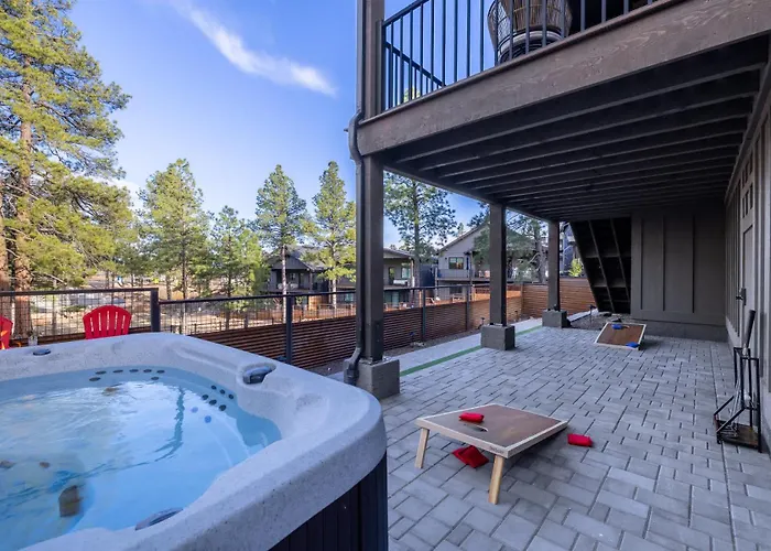 With Near Pine Canyon Holiday home
