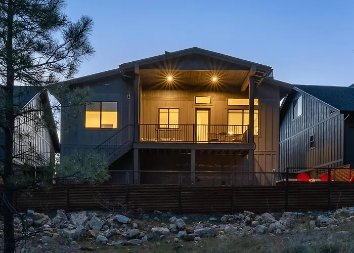 With Near Pine Canyon Holiday home *